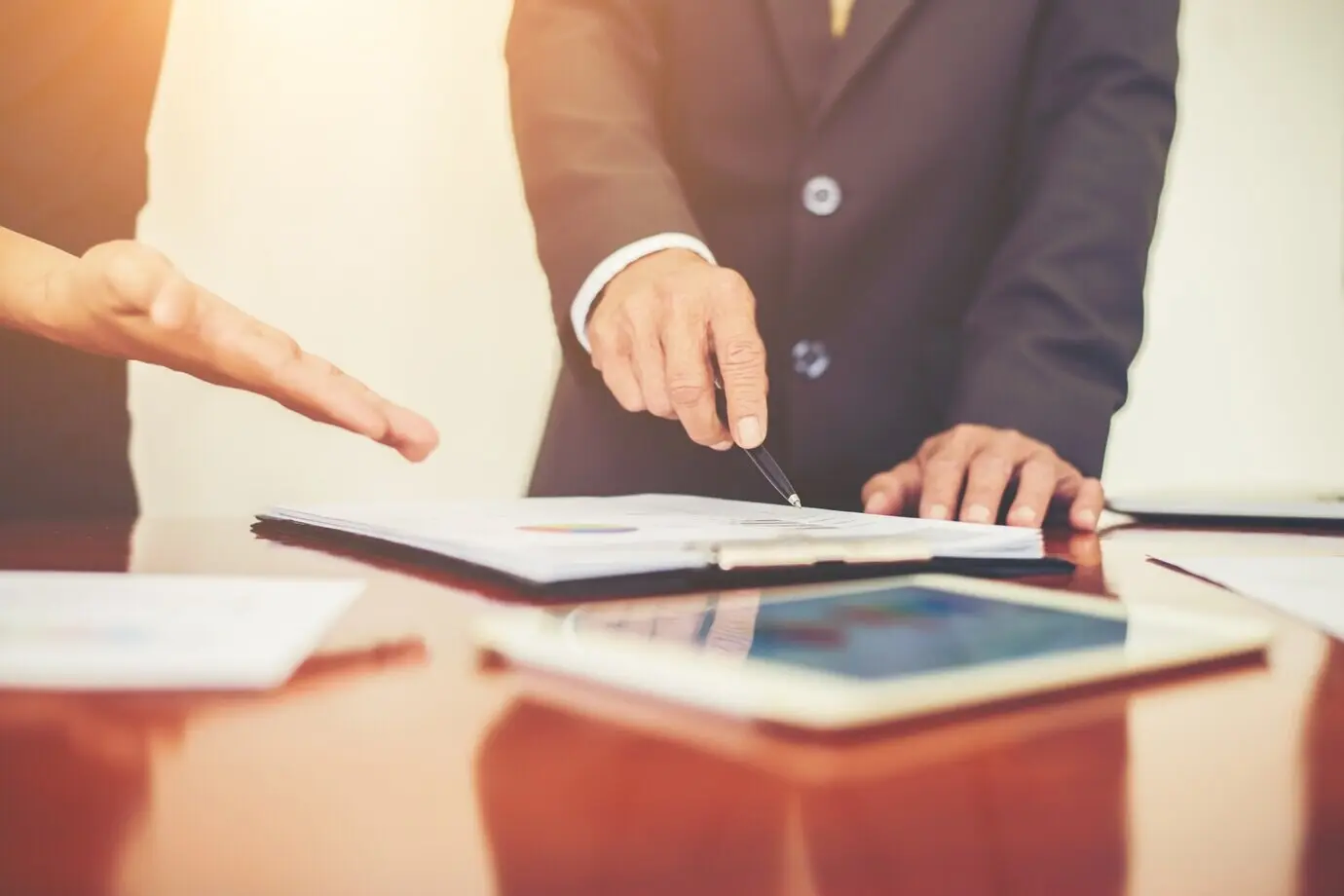 Profesionales de negocios discuten gráficos y diagramas durante una reunión.