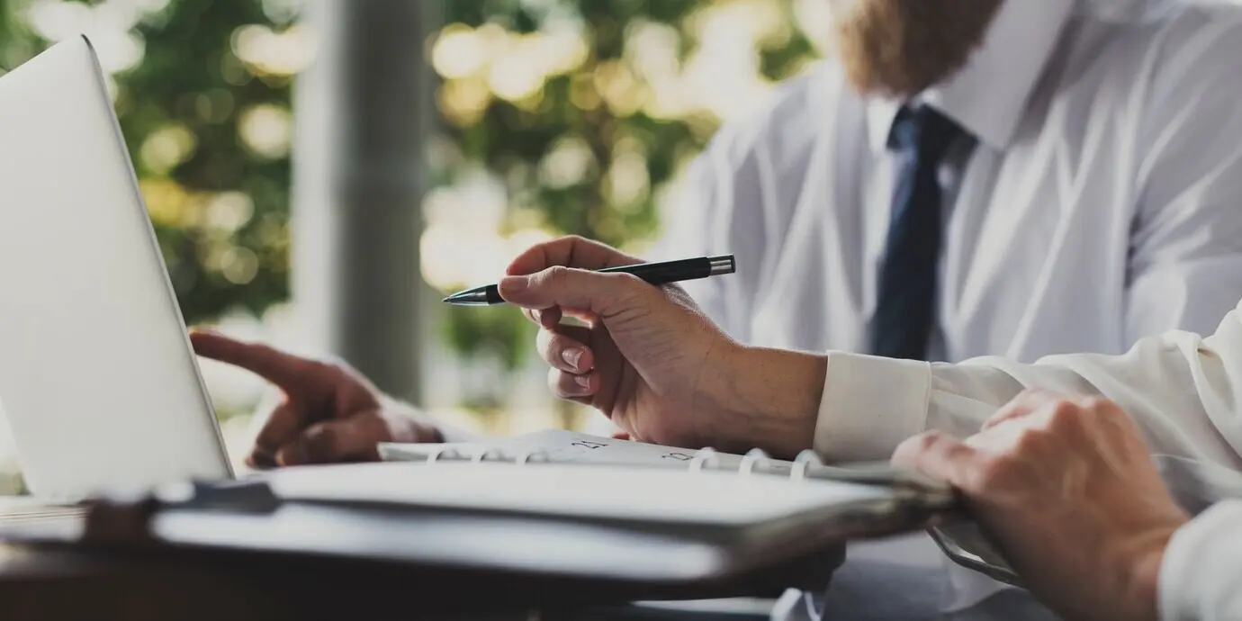 Personas de negocios que trabajan usando una computadora portátil.